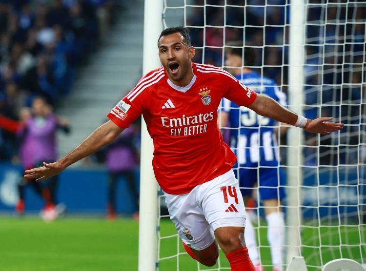 黑店出品帕夫利季斯战巴萨+波尔图两戴帽，上季金靴+本季造34球